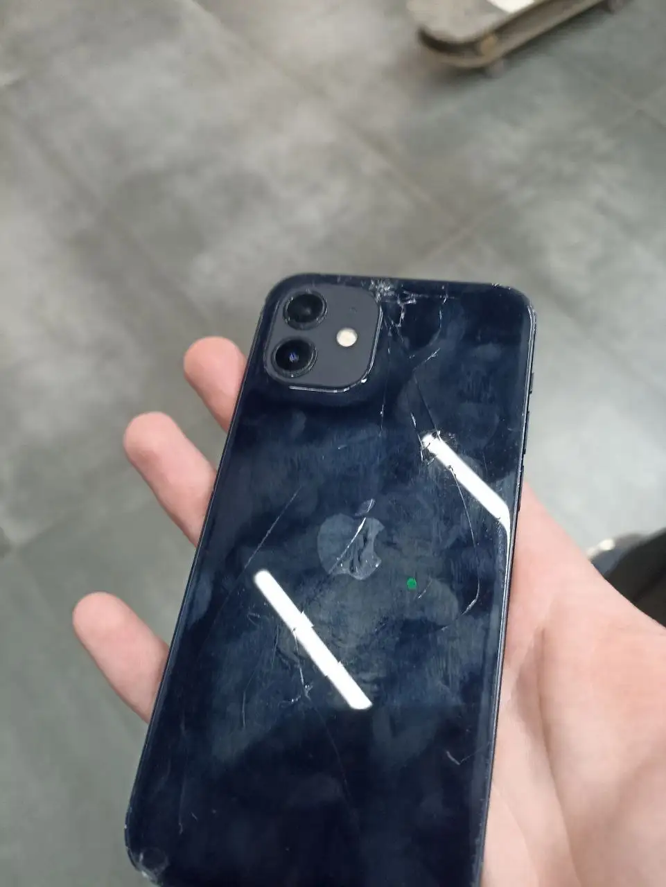 iPhone 64GB с разбитой задней крышкой - Смартфоны (Электроника) в Пермь