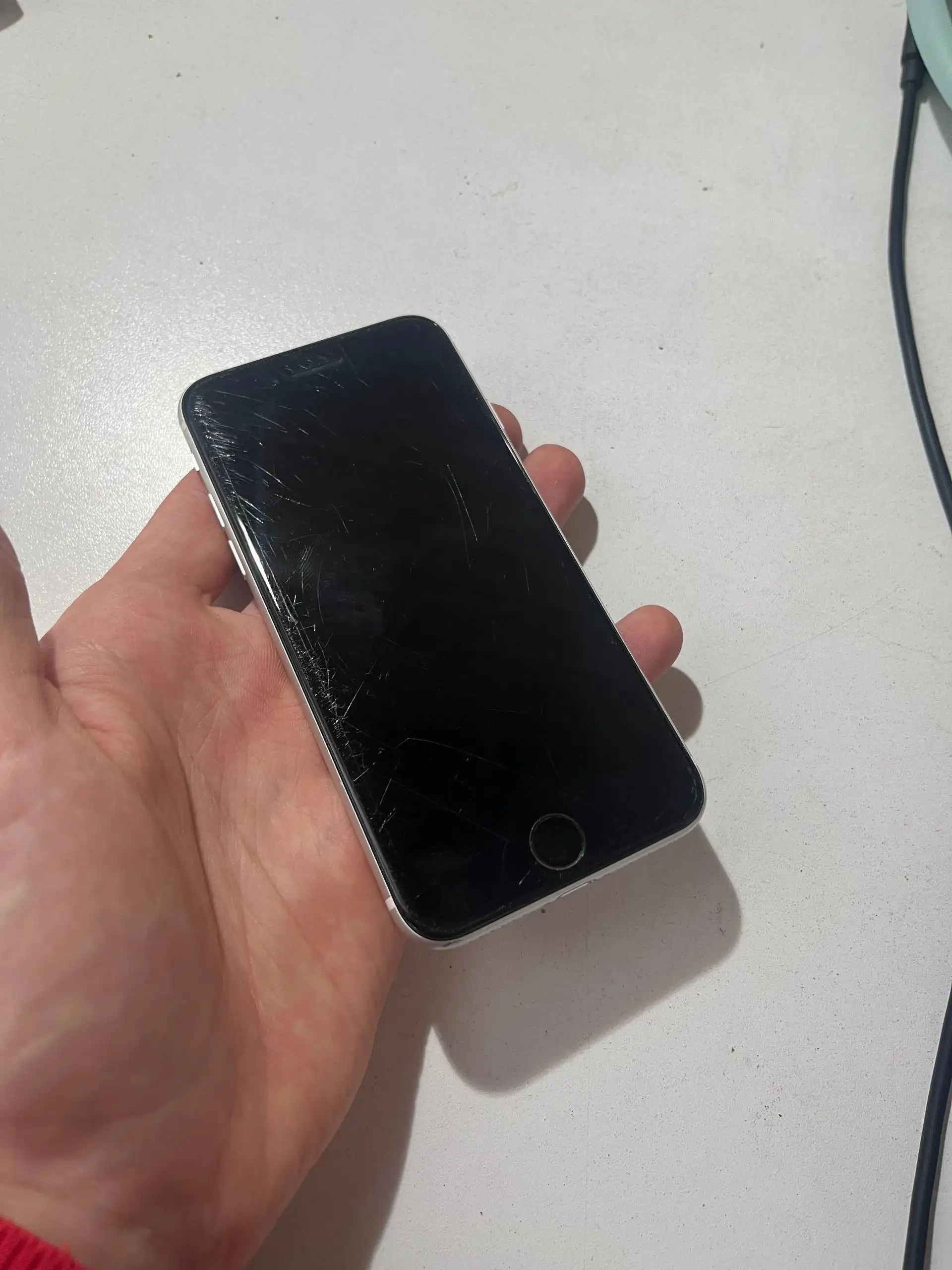iPhone SE 2020 - Мобильные телефоны (Электроника) в Пермь