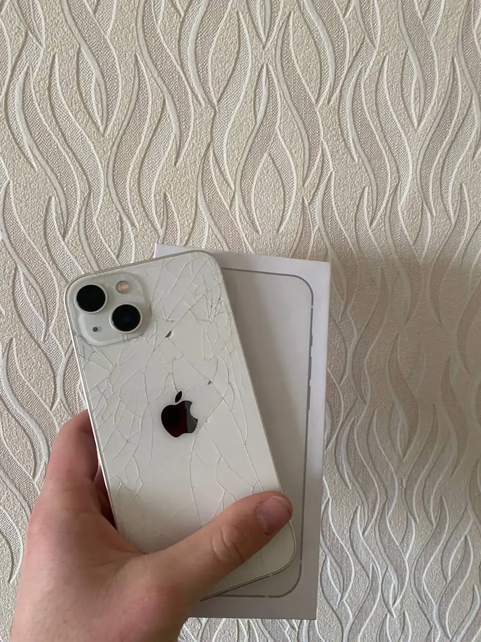 iPhone 13 256GB с разбитой задней крышкой - Мобильные телефоны (Электроника) в Пермь