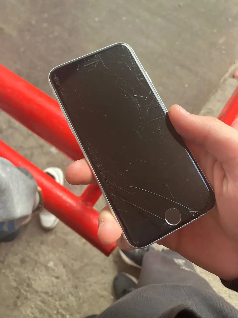 iPhone SE 2020 64GB - Смартфоны (Электроника) в Пермь