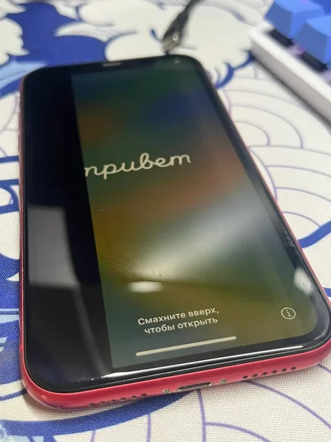 Продам iPhone 11 Product Red (разбита матрица) - Умные часы в Пермь