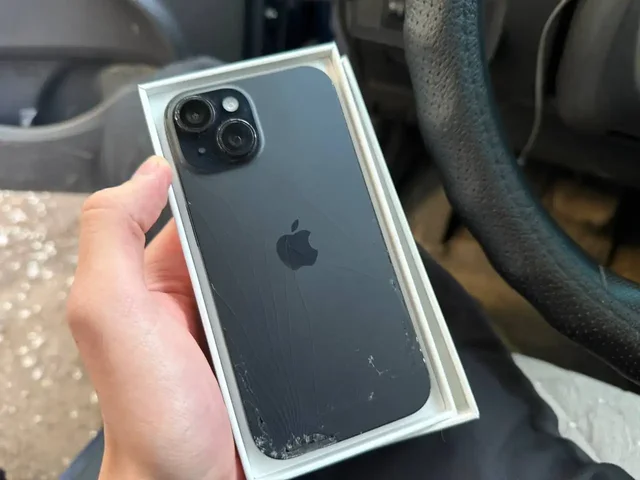 iPhone 15 128GB с дефектами - Умные часы в Пермь