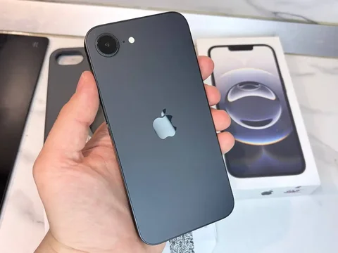 iPhone 16e 128GB - Игровые приставки в Пермь