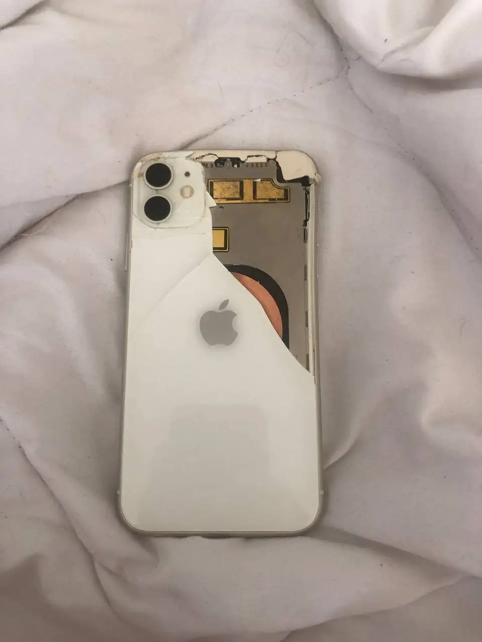iPhone на запчасти или восстановление - Смартфоны (Электроника) в Пермь