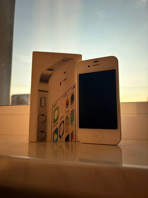 Продам/обменяю iPhone 4s 8 ГБ в коллекционном состоянии - Телефоны и смартфоны в Пермь