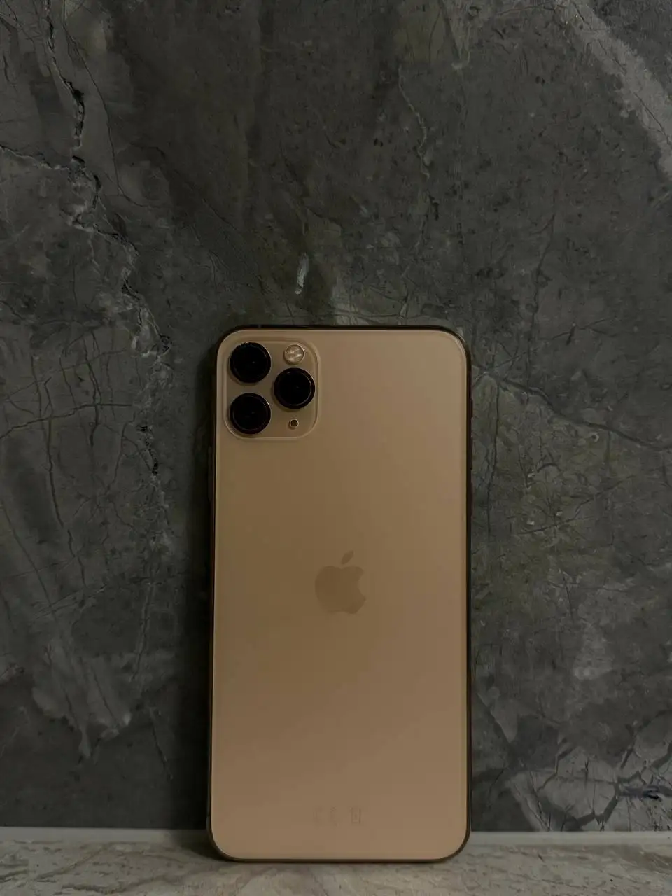 iPhone 11 Pro Max, Gold, ~идеал, оригинальный дисплей - Смартфоны и телефоны (Электроника) в Пермь