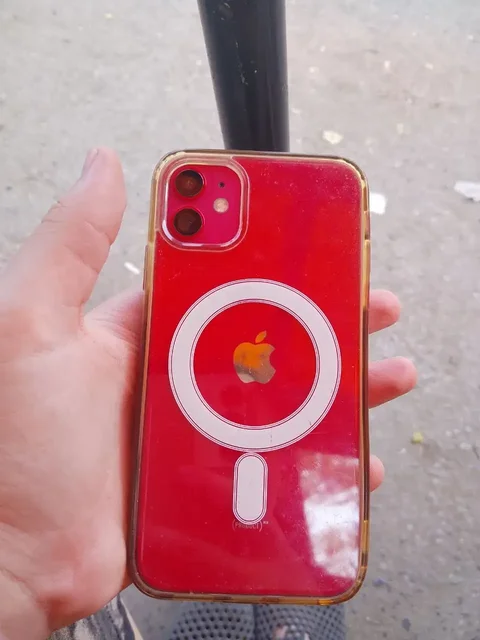 Обмен iPhone на 64 ГБ с полосами на экране - Смарт-часы в Пермь