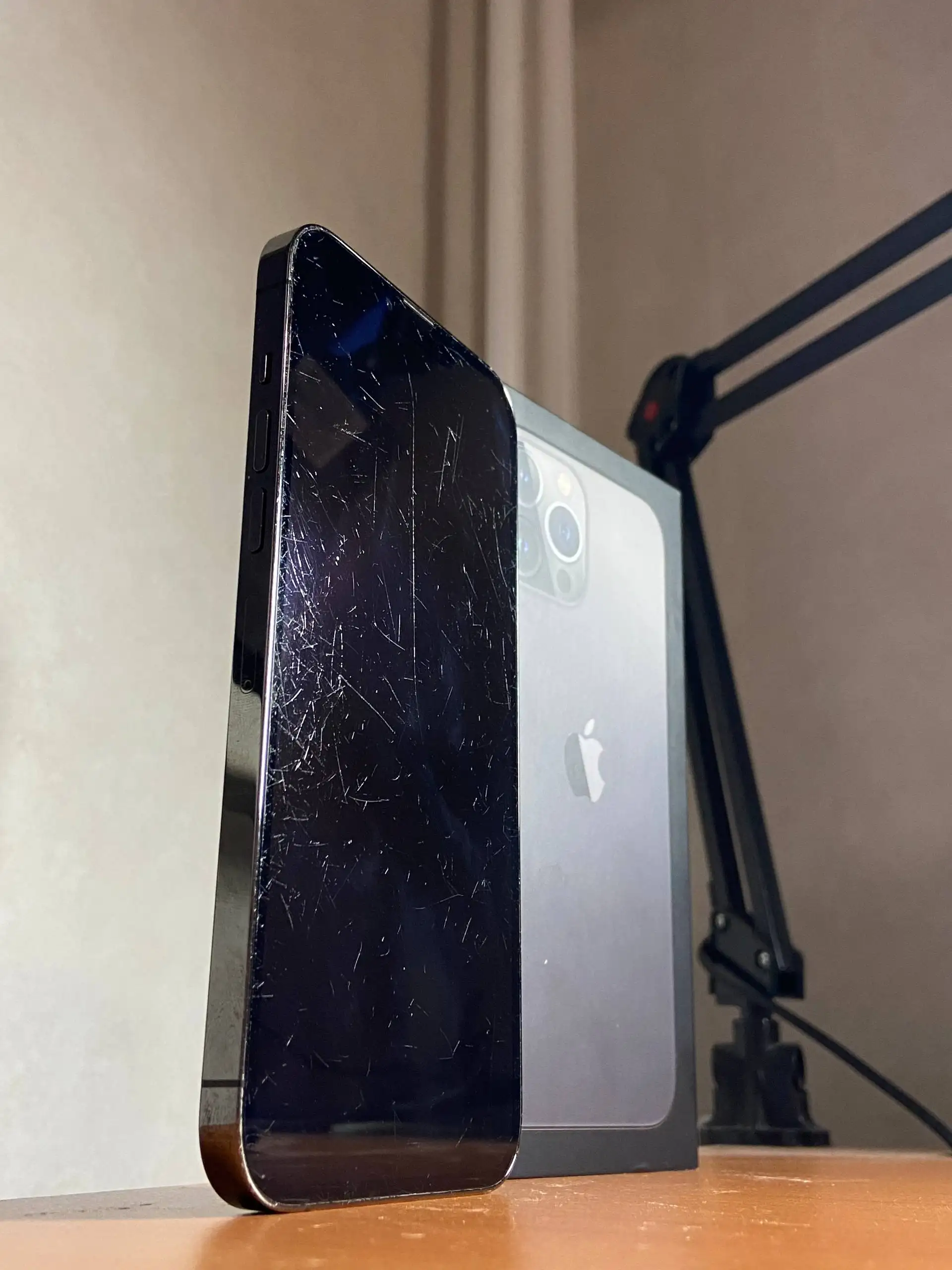 iPhone 13 Pro Max 256GB с царапинами на экране - Смартфоны (Электроника) в Пермь