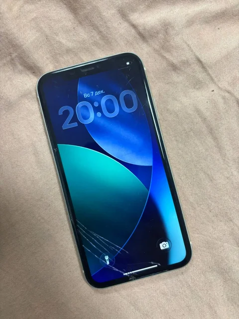 Продам iPhone 11 64GB с разбитым дисплеем - Электроника в Пермь