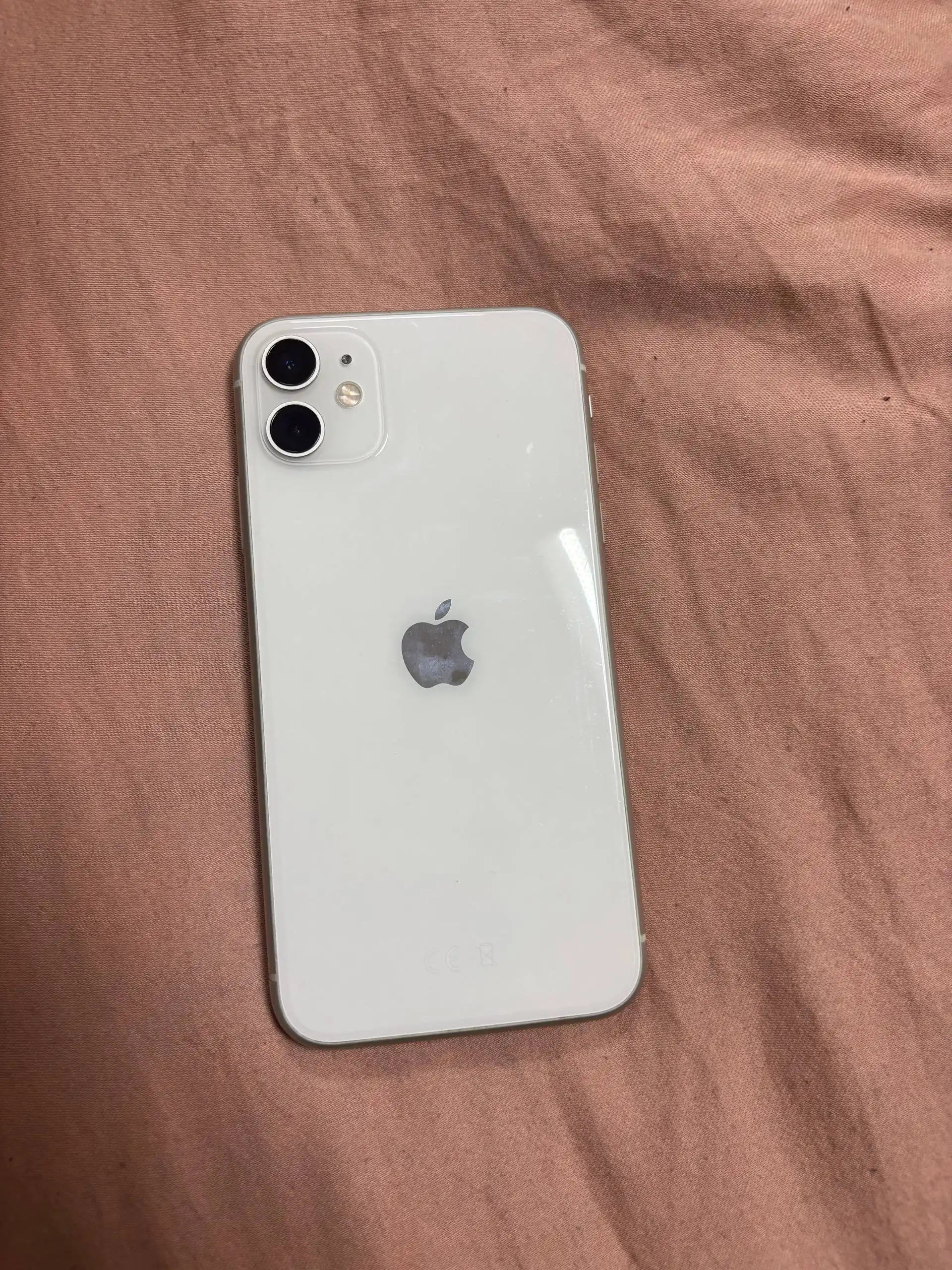 Продам iPhone 11 64GB с разбитым дисплеем