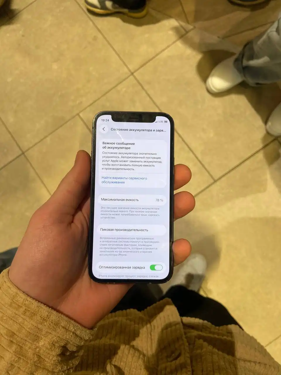 Apple iPhone с незначительным дефектом