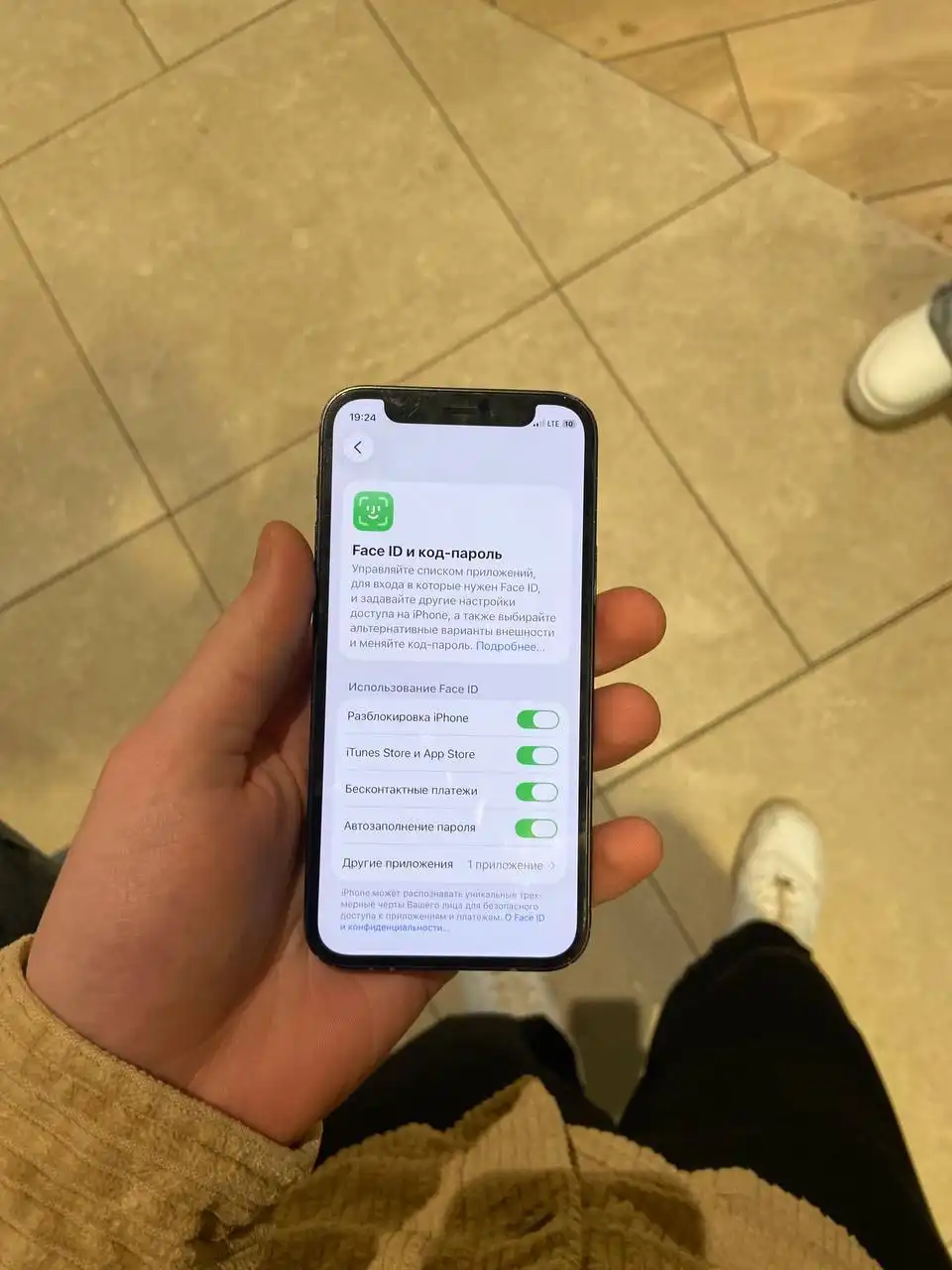 Apple iPhone с незначительным дефектом