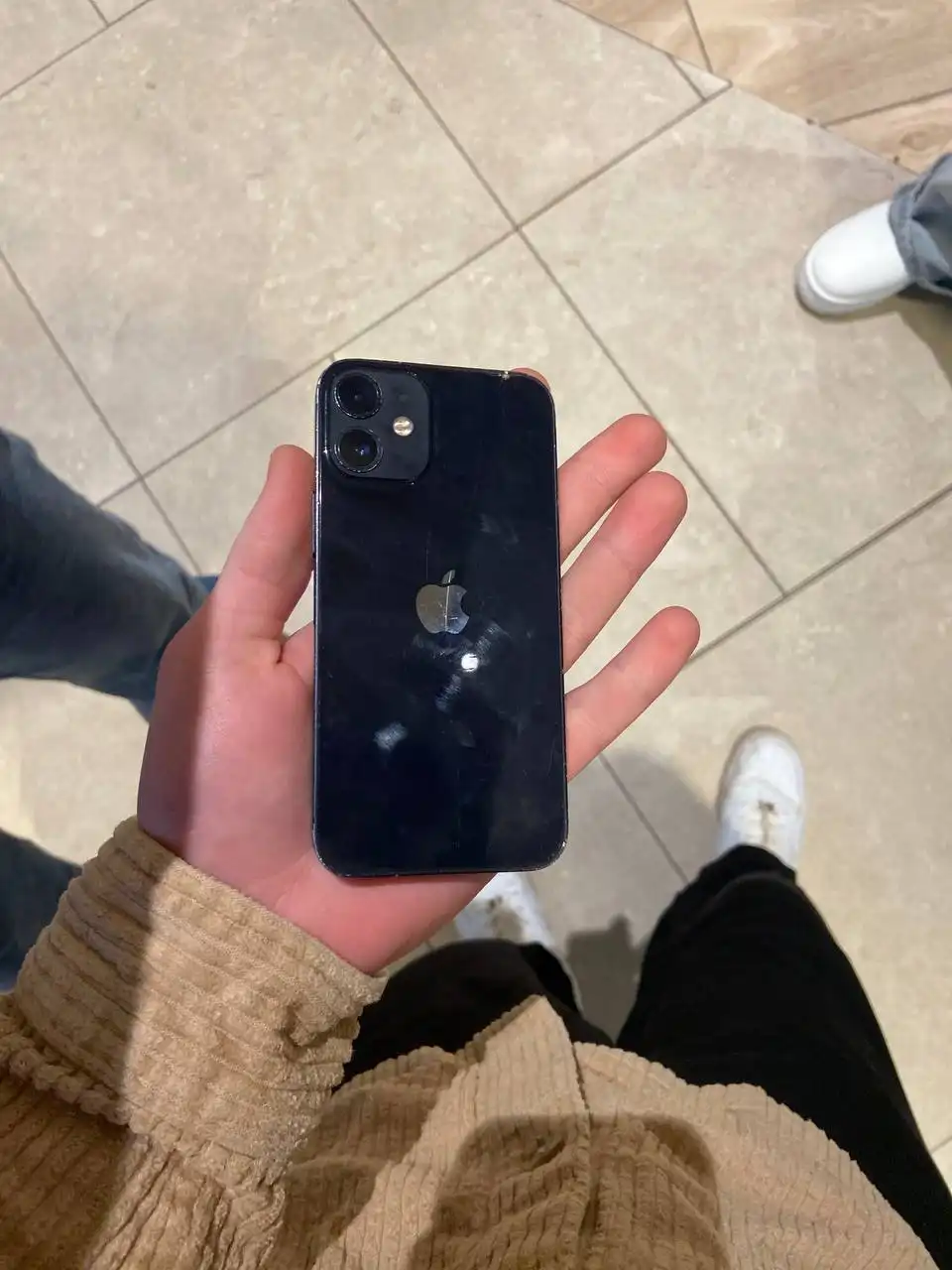 Apple iPhone с незначительным дефектом