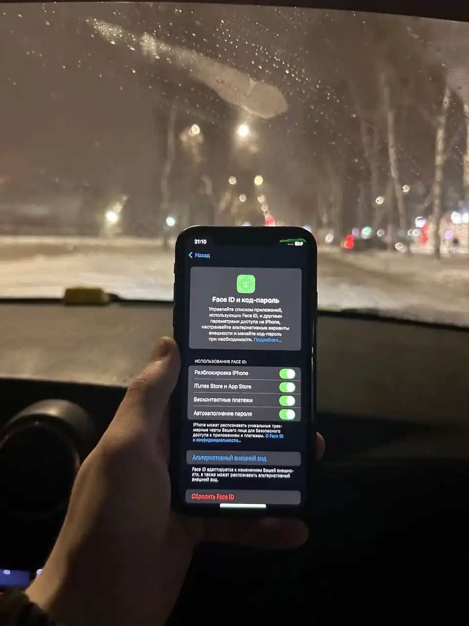 Продам iPhone с коробкой в Перми