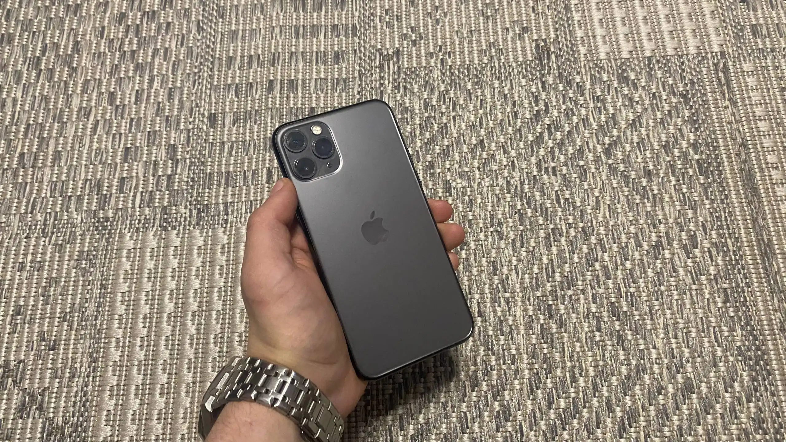 Apple iPhone 11 Pro/64 и SE 2020/64