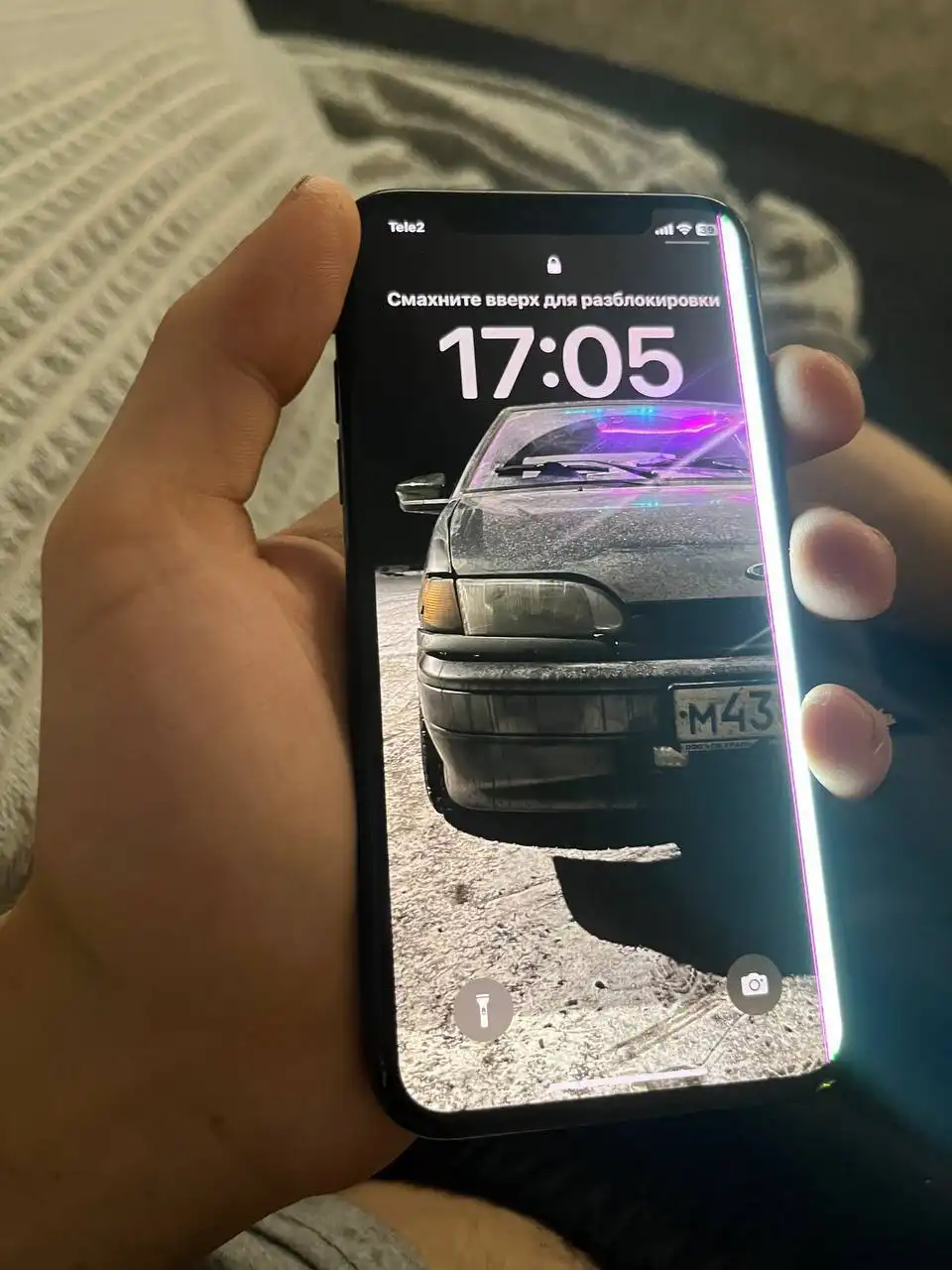 Продам Apple iPhone с незначительным дефектом экрана