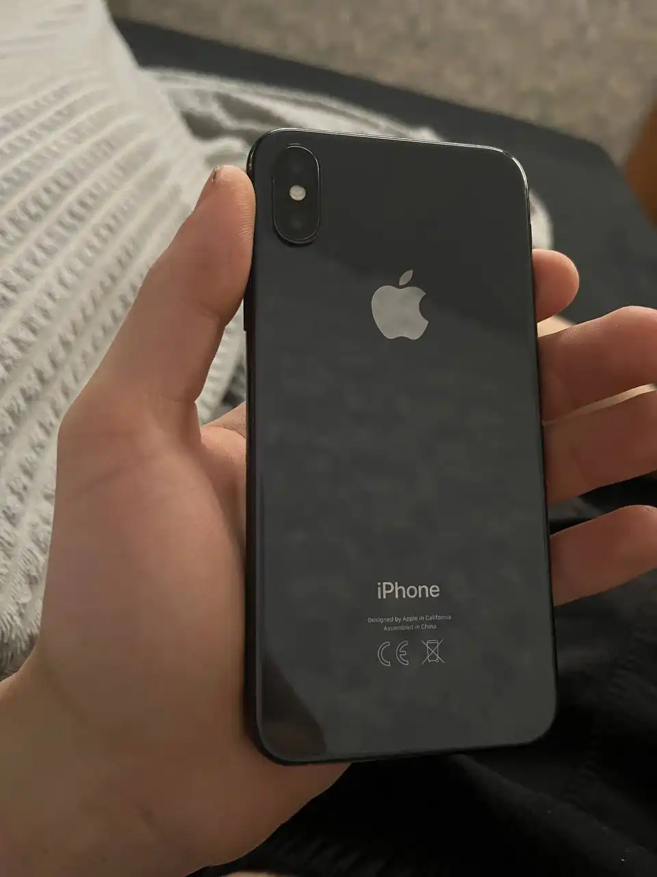 Продам Apple iPhone с незначительным дефектом экрана