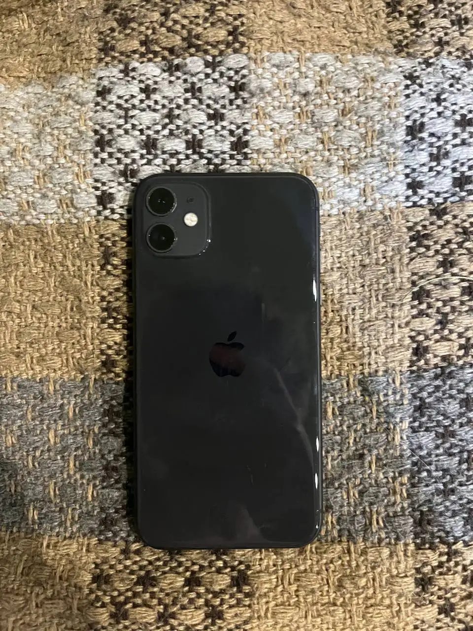 Apple iPhone 64 ГБ с небольшим сколом на экране - Смартфоны (Электроника) в Пермь