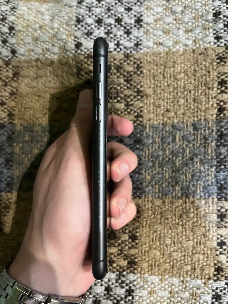 Apple iPhone 64 ГБ с небольшим сколом на экране - Смартфоны (Электроника) в Пермь