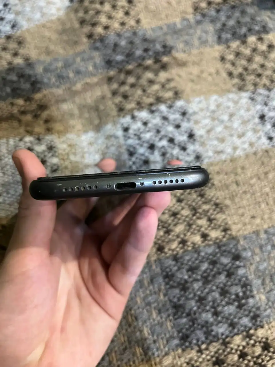 Apple iPhone 64 ГБ с небольшим сколом на экране - Смартфоны (Электроника) в Пермь