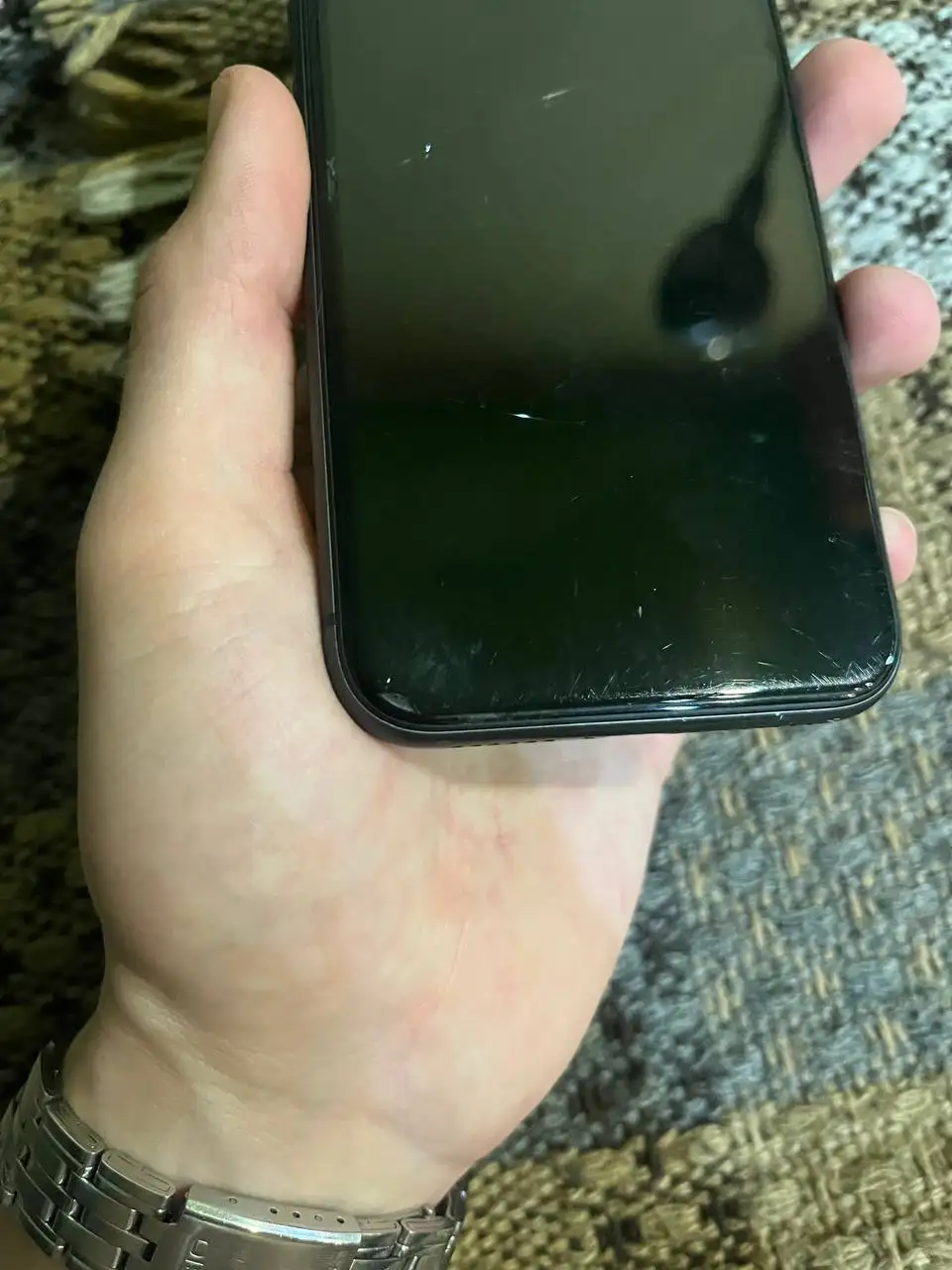 Apple iPhone 64 ГБ с небольшим сколом на экране - Смартфоны (Электроника) в Пермь