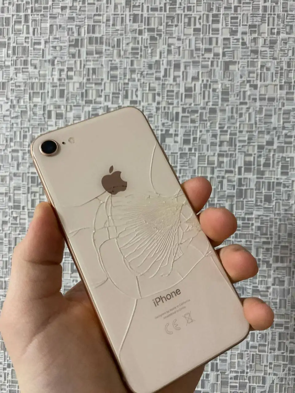 Обмен iPhone 8 64 ГБ с разбитой задней крышкой - Смартфоны (Электроника) в Пермь