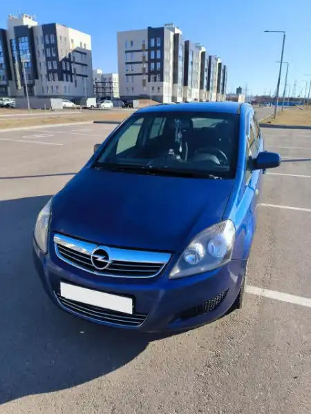 Opel Zafira B 2011 года с механической КПП