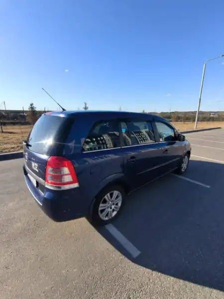 Opel Zafira B 2011 года с механической КПП