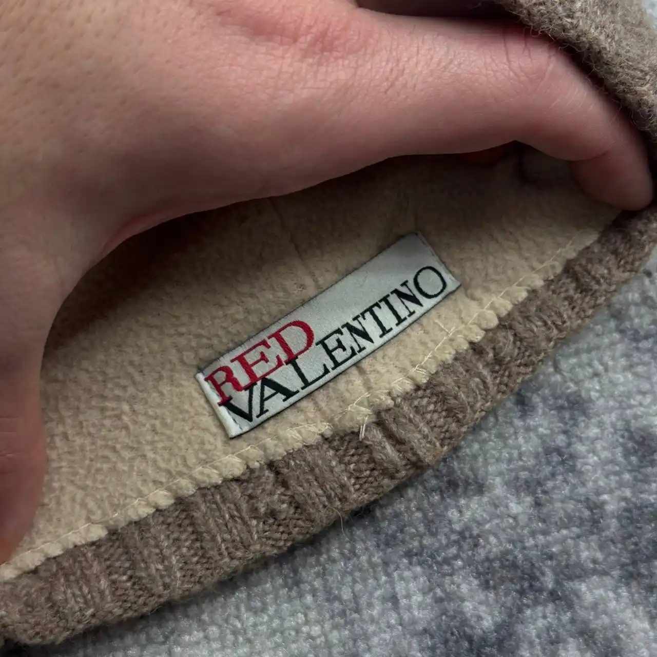 Женская шапка Valentino RED с фианитами