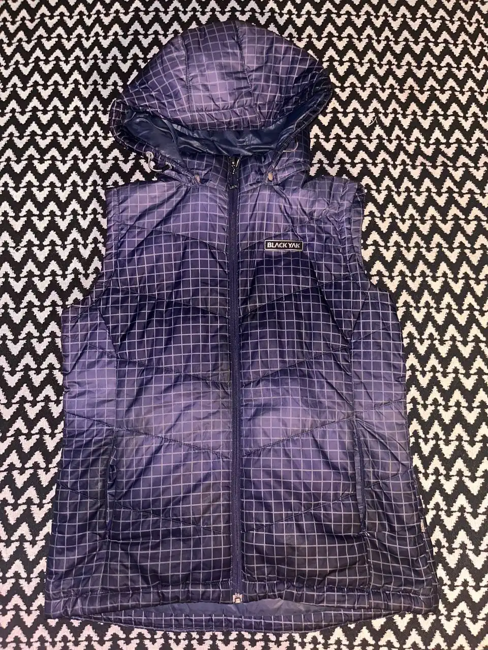 Обмен вещей на стон/кав белого и черного цвета