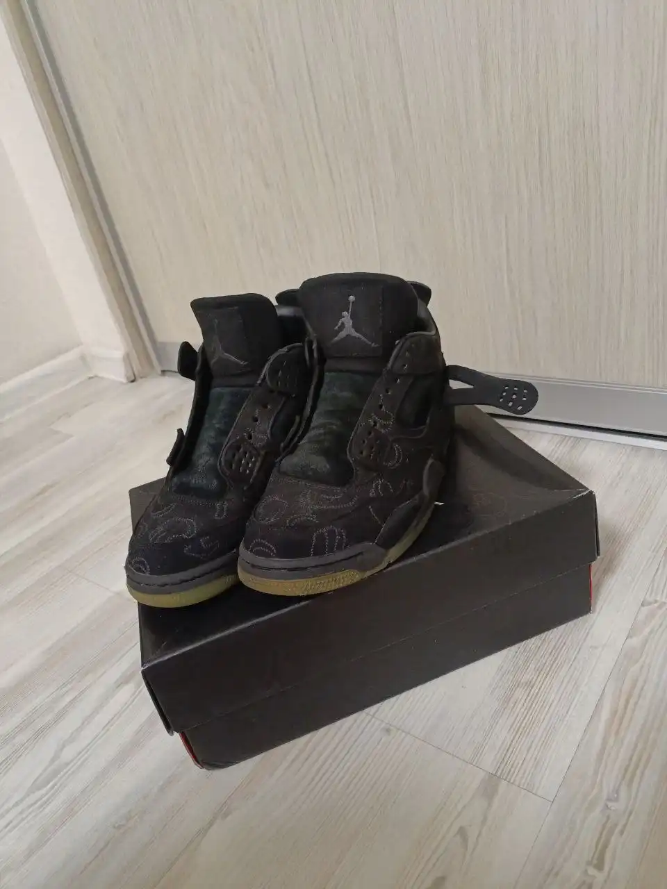 Продажа кроссовок Nike Air Jordan 4 Retro