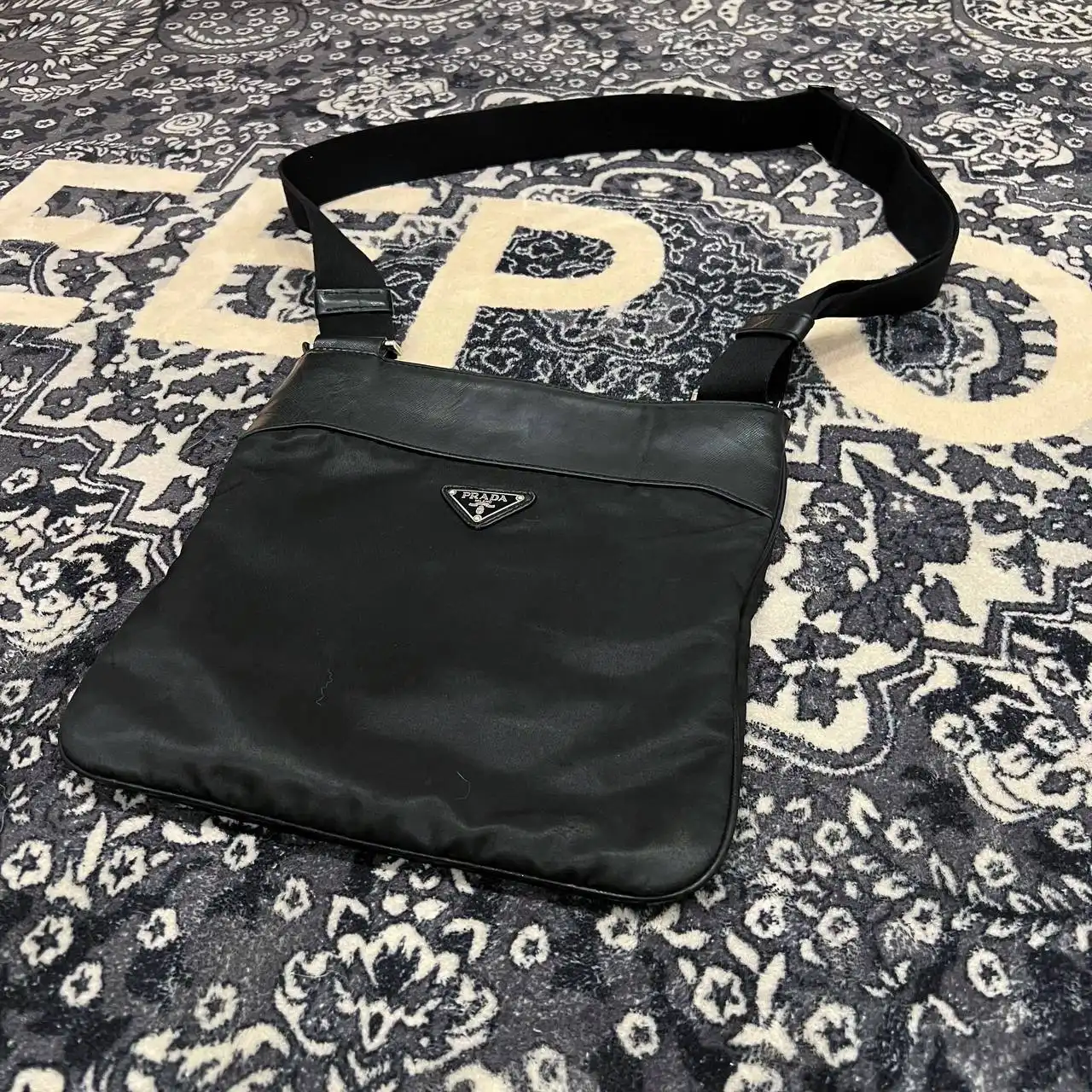 Сумка Prada Nylon в хорошем состоянии