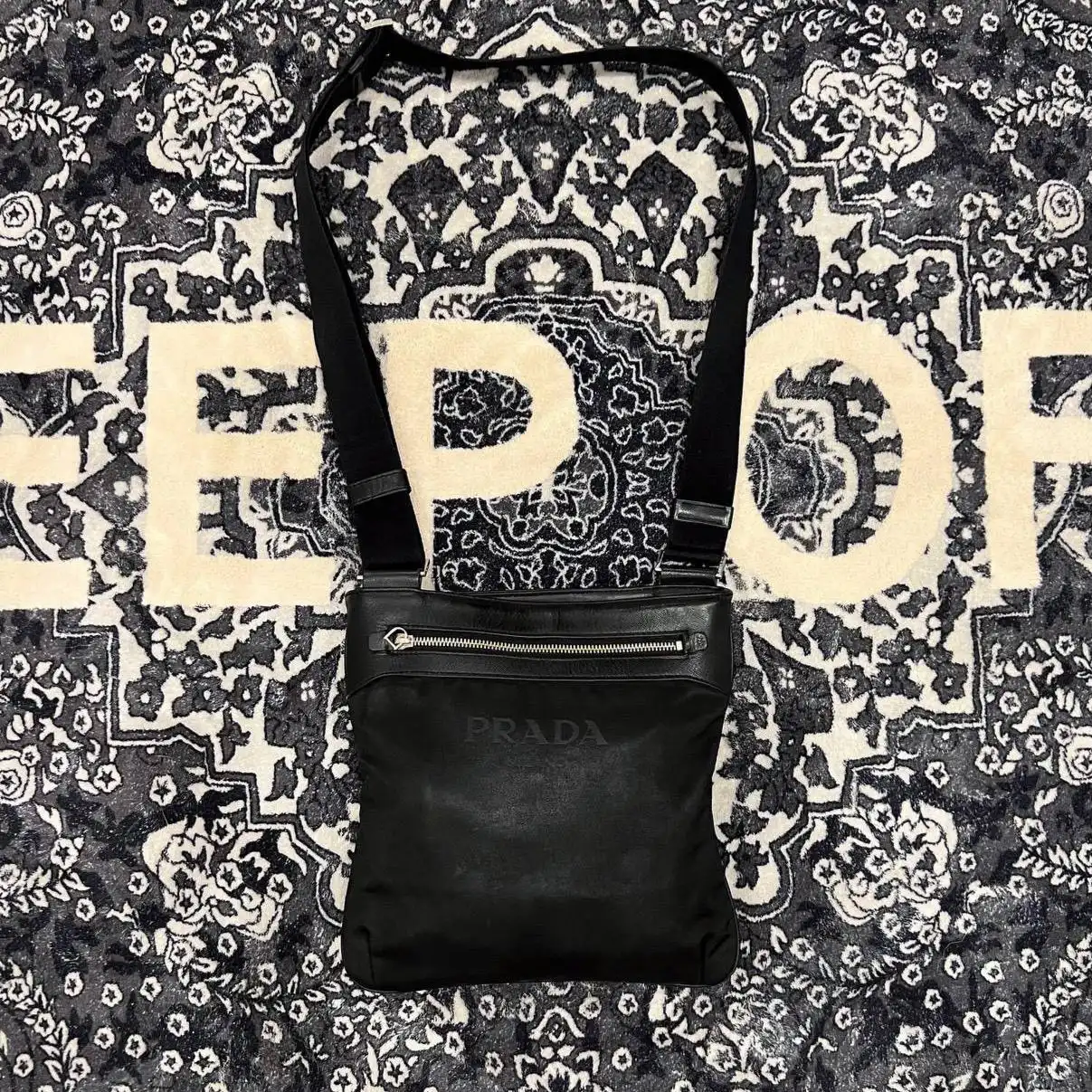 Сумка Prada Nylon в хорошем состоянии