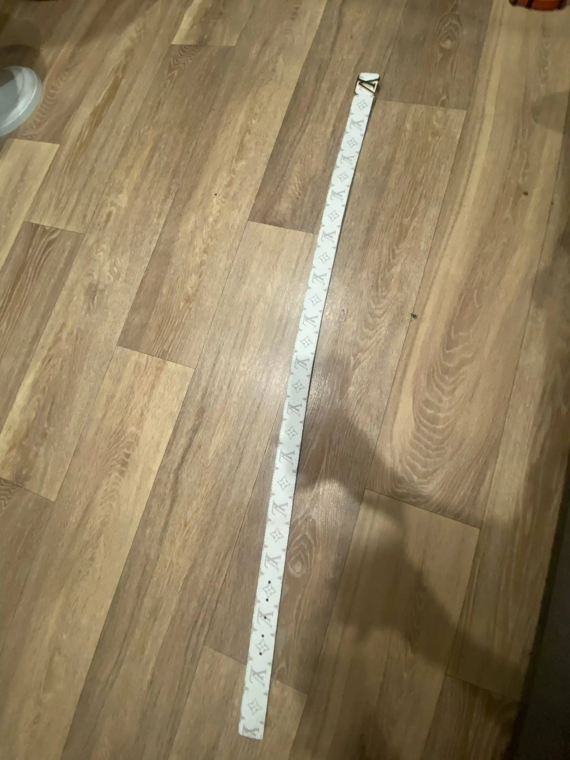 Белый ремень Louis Vuitton