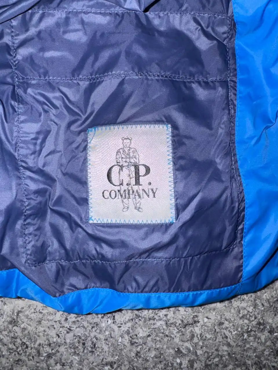 Куртка пуховик с дефектом не заметным при носке - Верхняя одежда (Одежда) в Архангельск