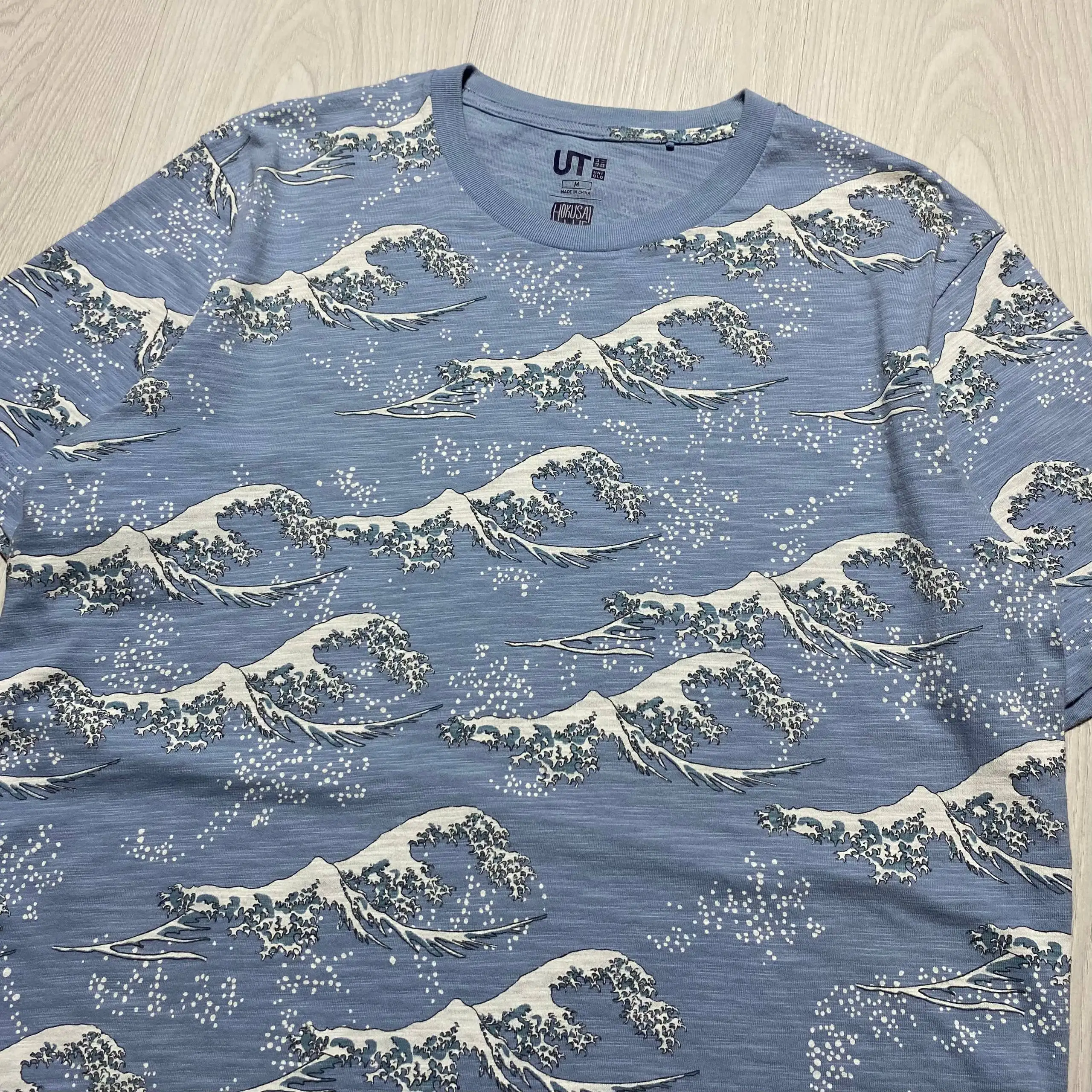 Мужская футболка UNIQLO UT HOKUSAI BLUE - Мужская одежда (Одежда) в Архангельск