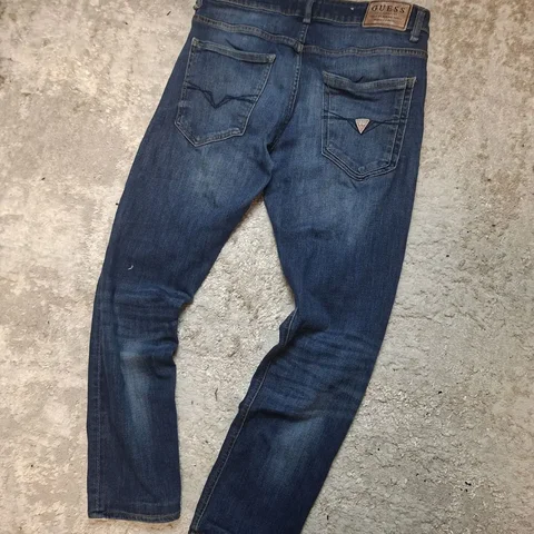 Джинсы Guess с логотипом на кармане - Джинсы в Архангельск