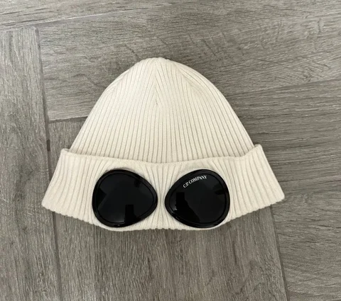 Шапка в отличном состоянии - Головные уборы в Архангельск