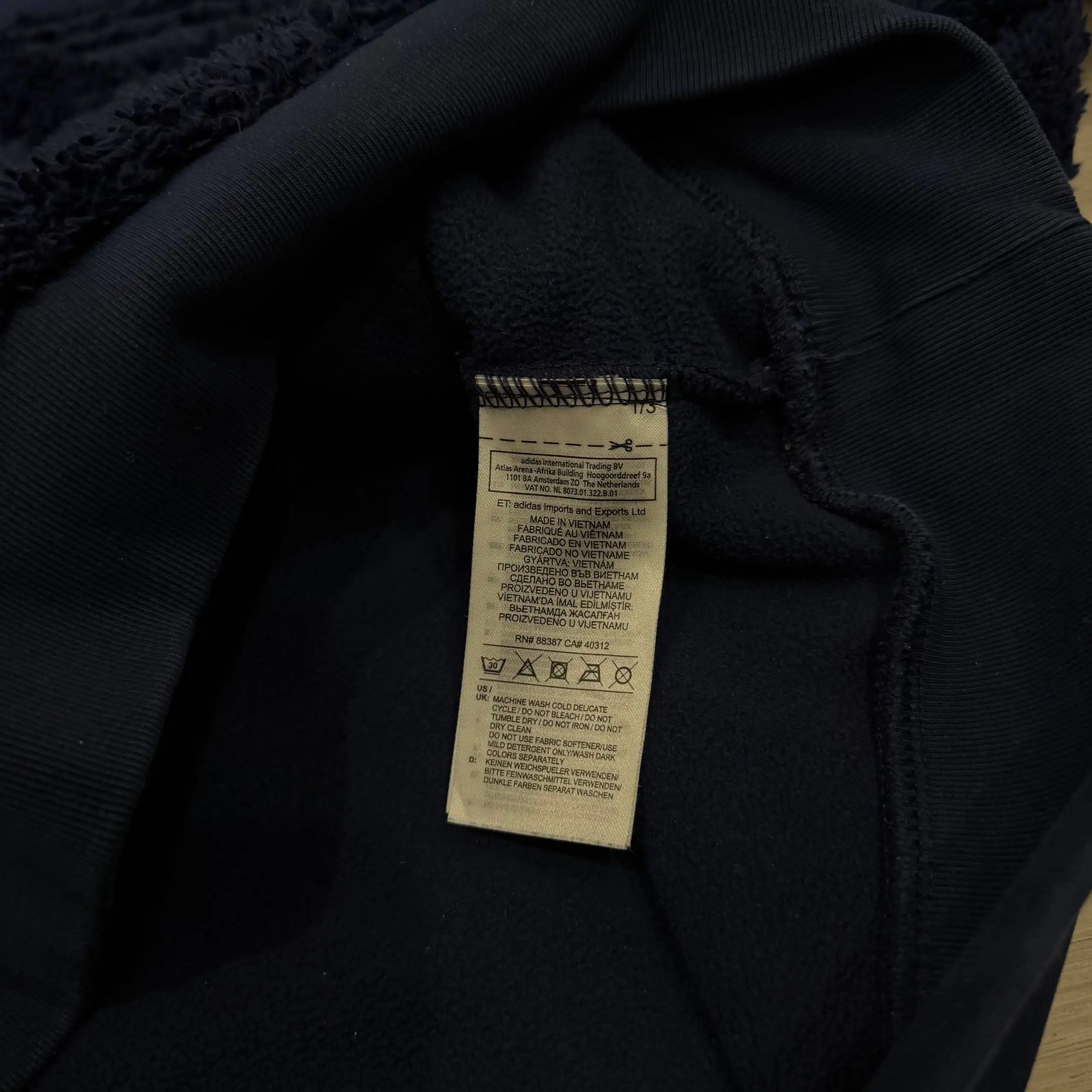 Кофта Adidas тёмно-синее худи из пушистого материала размер S - Верхняя одежда (Одежда) в Архангельск