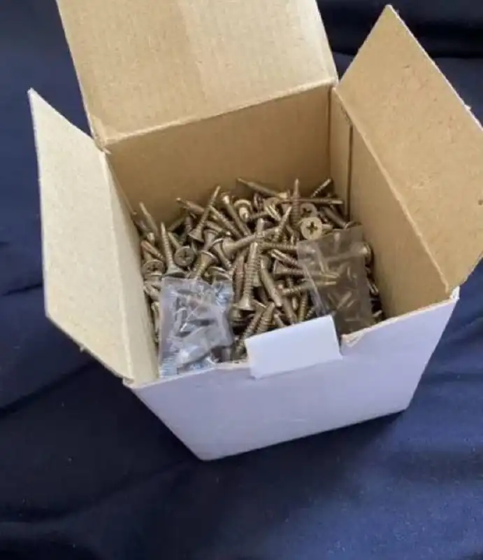 Распродажа различных товаров: шоппер, роутер, джойстик, саморезы, анкерные болты, шампунь