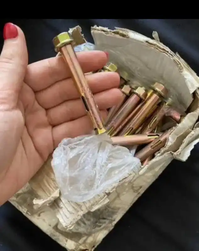 Распродажа различных товаров: шоппер, роутер, джойстик, саморезы, анкерные болты, шампунь