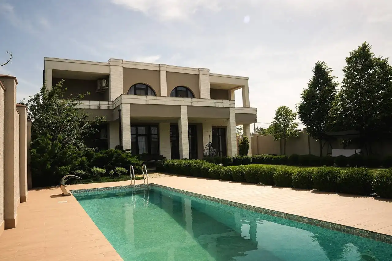 Стильный дом в стиле хай-тек с сауной, бильярдной и бассейном в Краснодаре