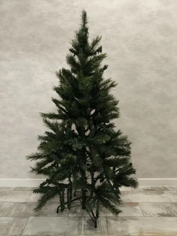Продаётся искусственная ель бу высотой 150 см, ширина 90 см - частное объявление в Краснодар