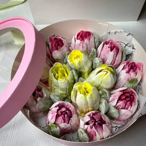 Заказ зефирных тюльпанов в коробочках и букетах к 8 Марта - Театр в Краснодар