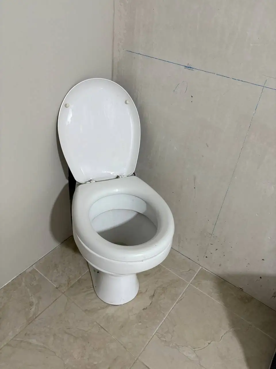 Продам унитаз строительный с гофрой - Сантехника (Для дома и дачи) в Краснодар