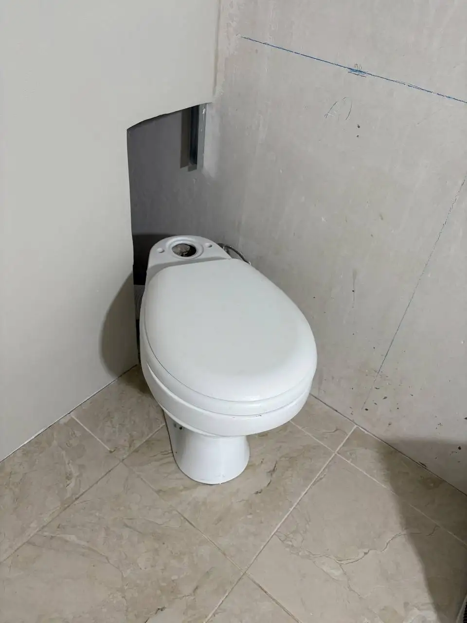 Продам унитаз строительный с гофрой - Сантехника (Для дома и дачи) в Краснодар