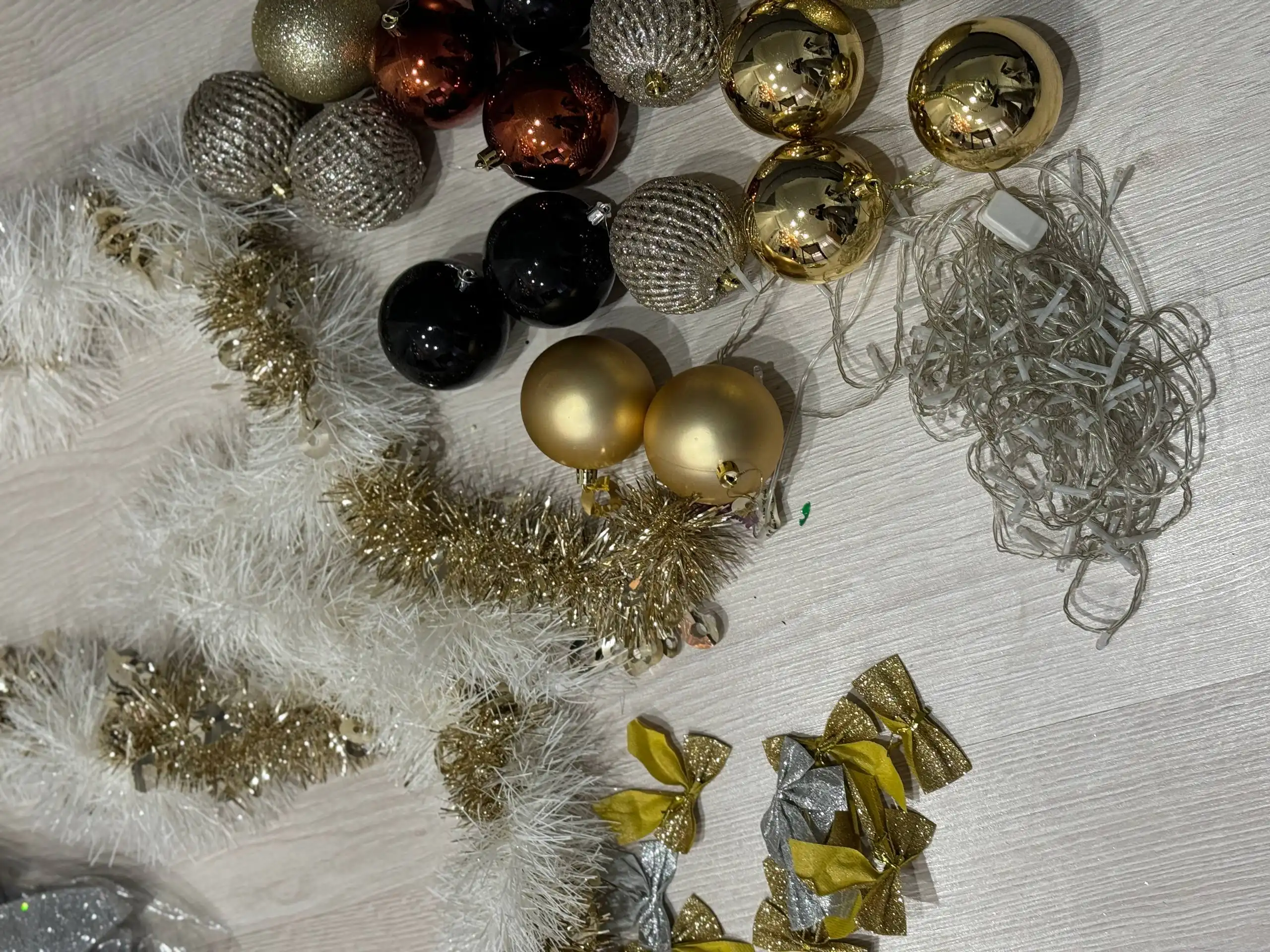 Продажа новогодних украшений и ёлки