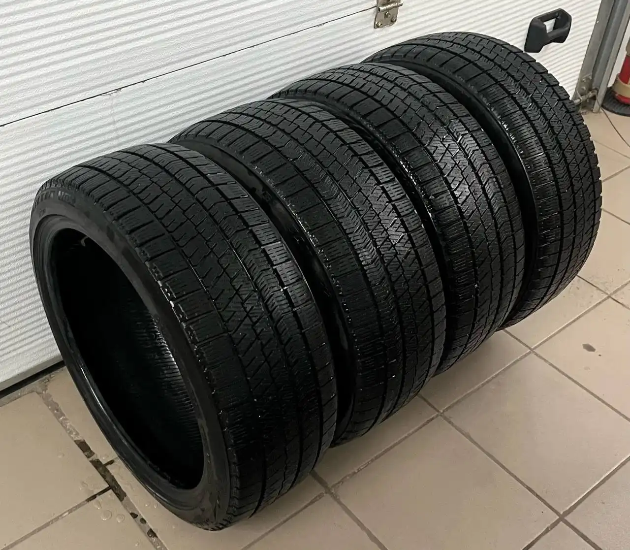 Продам зимнюю резину Bridgestone 225/40/R18