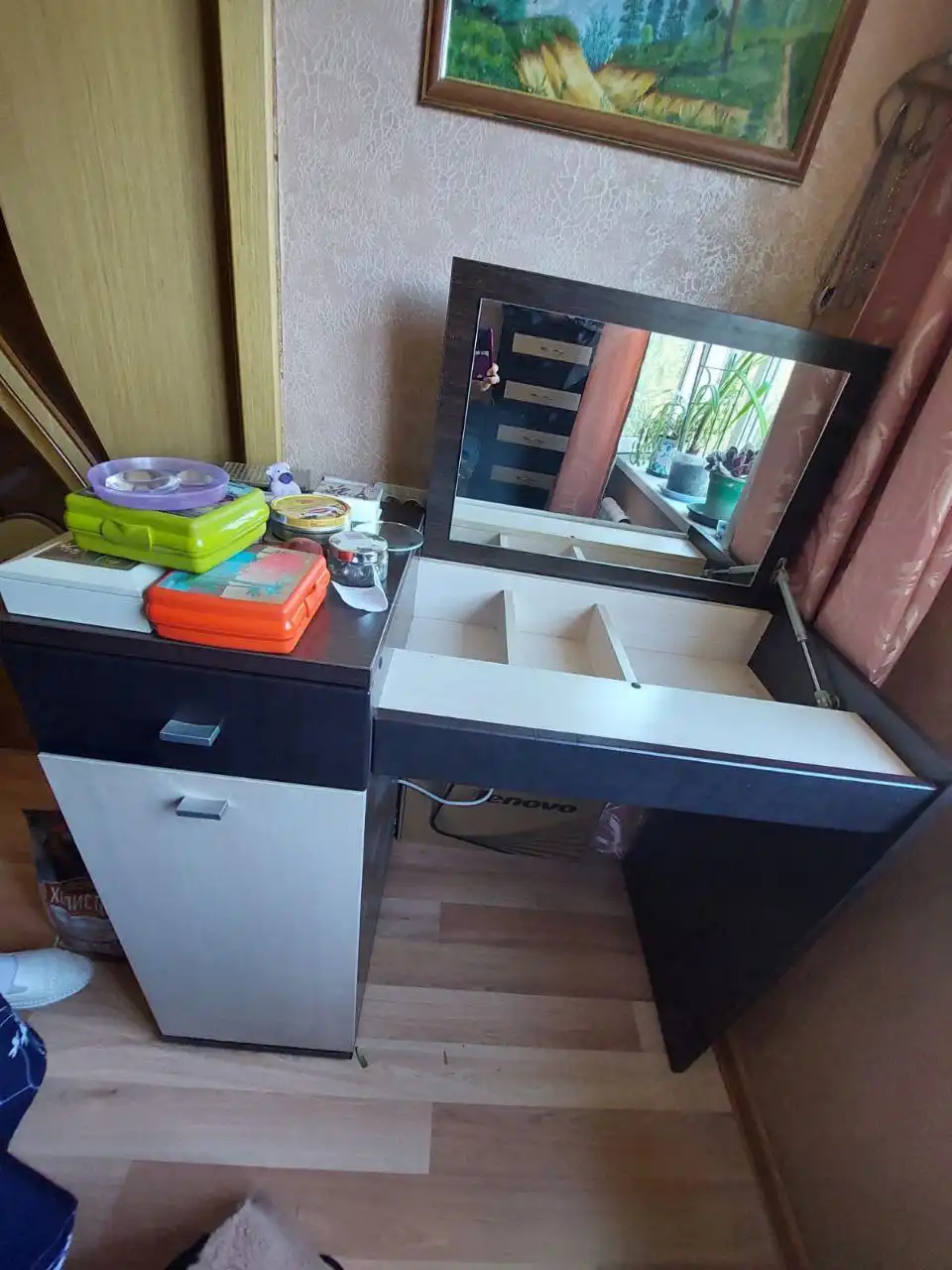 Продам туалетный столик в отличном состоянии