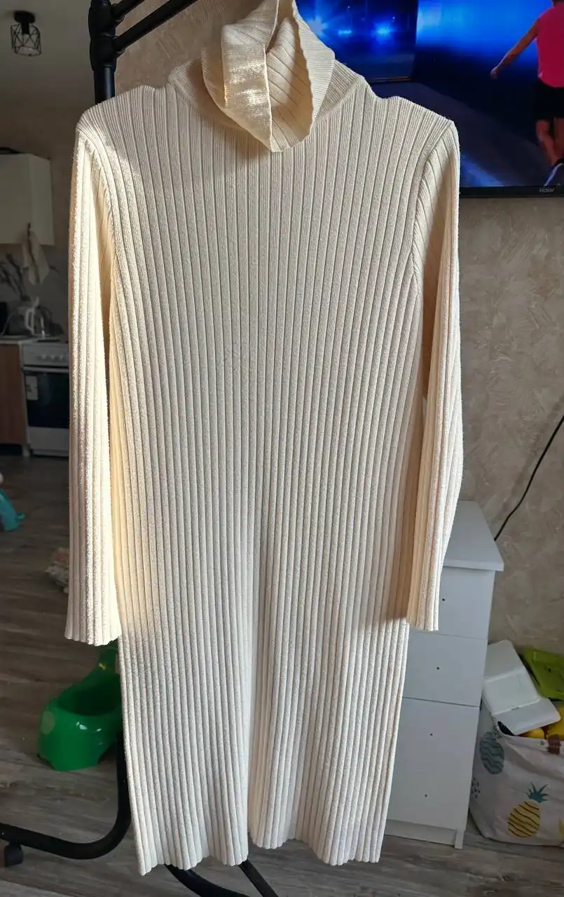 Продажа одежды: платья и футболка-топ